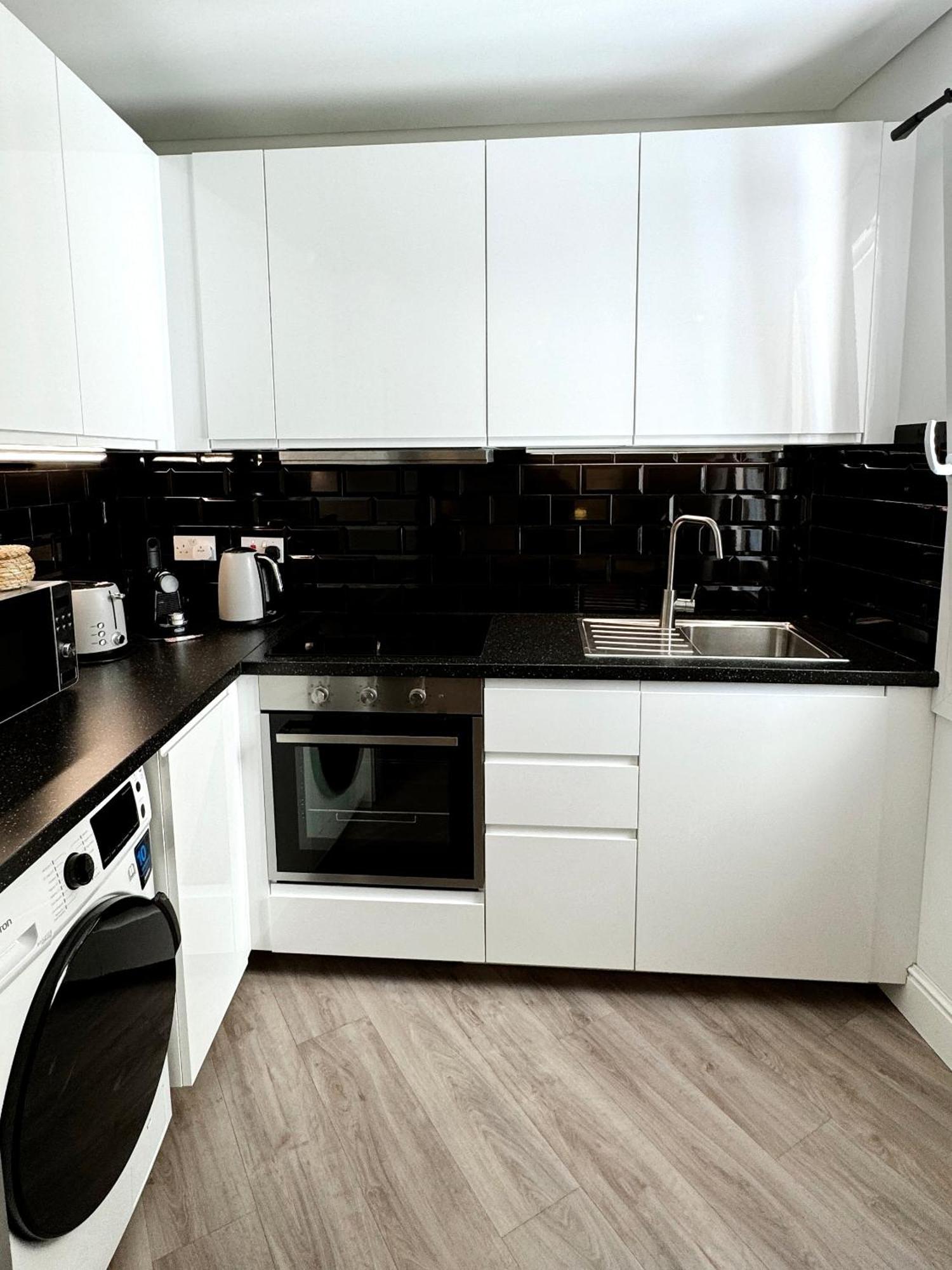 Delightful City Centre Studio Clarendon Apartment - Grand Central House ยิบรอลตาร์ ภายนอก รูปภาพ